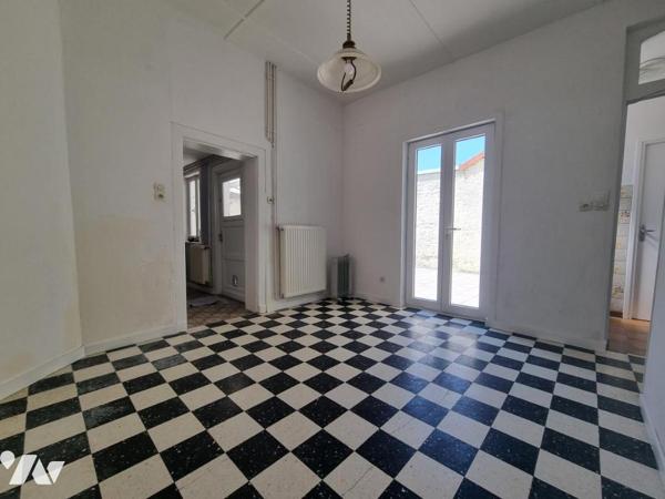 Maison avec 5 chambres et jardin.