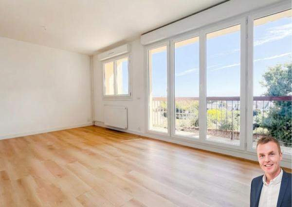 Dpt Finistère (29), A vendre QUIMPER Ouest, Appartement 3e étage de type 2 de 51 m² habitable avec  balcon - Cave.