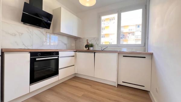 Dpt Finistère (29), A vendre QUIMPER Ouest, Appartement 3e étage de type 2 de 51 m² habitable avec  balcon - Cave.
