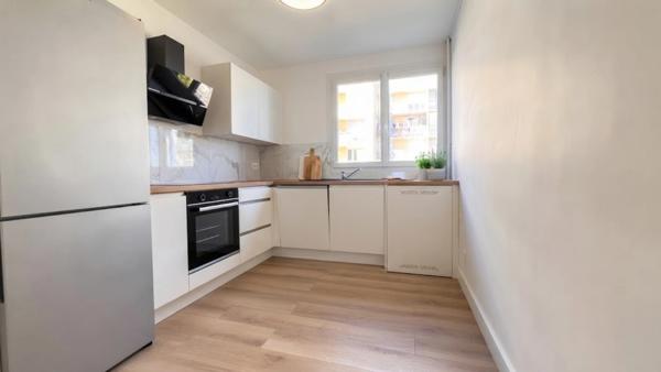 Dpt Finistère (29), A vendre QUIMPER Ouest, Appartement 3e étage de type 2 de 51 m² habitable avec  balcon - Cave.