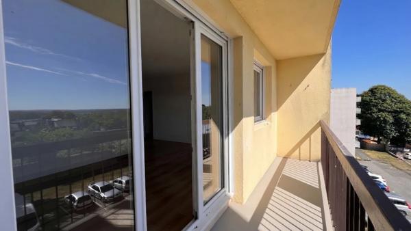 Dpt Finistère (29), A vendre QUIMPER Ouest, Appartement 3e étage de type 2 de 51 m² habitable avec  balcon - Cave.