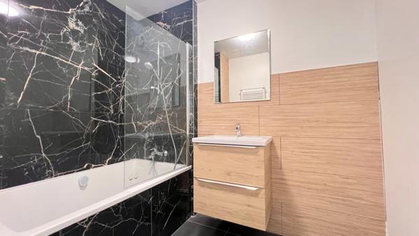 Dpt Finistère (29), A vendre QUIMPER Ouest, Appartement 3e étage de type 2 de 51 m² habitable avec  balcon - Cave.