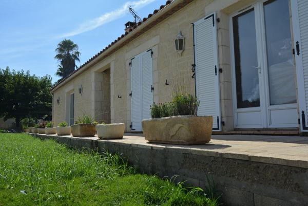 VILLA PLAIN PIED 130 M² (loi carrez hab.) sur 500 m² env. de terrain