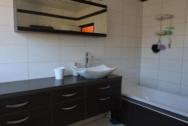 VILLA PLAIN PIED 130 M² (loi carrez hab.) sur 500 m² env. de terrain