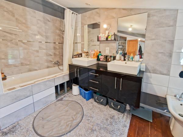 Maison à vendre 6 pièces SAINT JEAN D'ANGELY (17)- Ensemble immobilier de deux logements