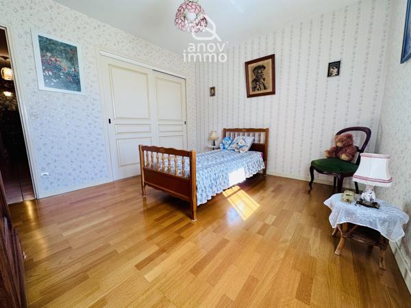 Maison
                                                                                                                                                                                                                                                                                                                        5 pièce(s)                                                                                                                                                                                                          2 chambre(s)                                                                                                                                                                                                          122.67  m²