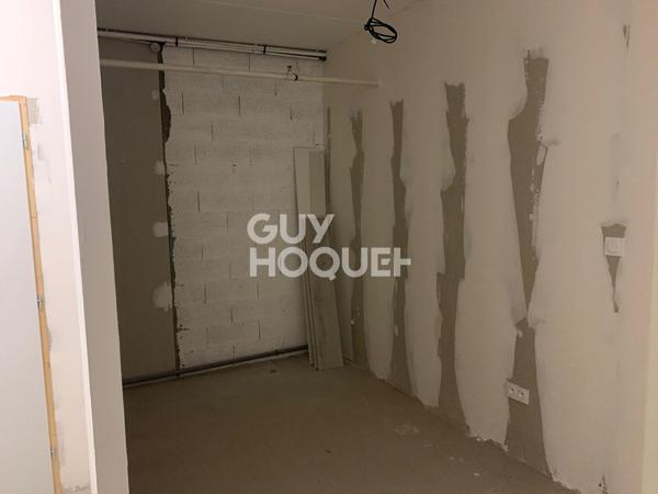 LOCAL COMMERCIAL GALERIE HYPERMARCHE 59 m2 + RESERVE 51 m2