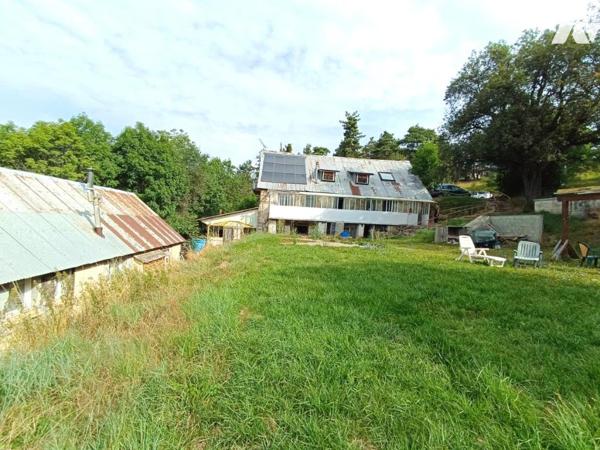 Vente sur Montclar d'une propriété avec 2 maisons