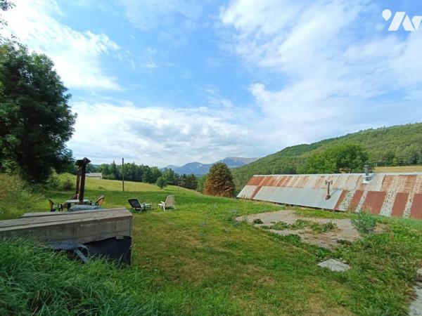 Vente sur Montclar d'une propriété avec 2 maisons