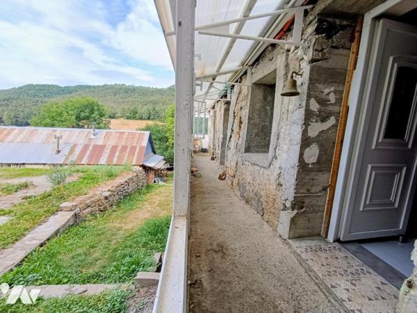 Vente sur Montclar d'une propriété avec 2 maisons