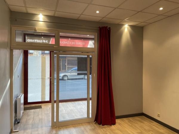 Centre ville Marcillac Vallon, local commercial en RDC de 40 m² avec dépendance