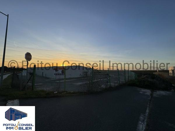 BATIMENT COMMERCIAL ET D’ACTIVITE 3500 M2 A ECHIRE