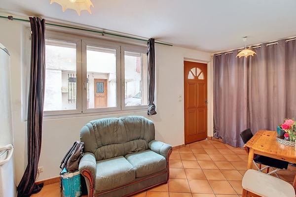 A VENDRE DRAGUIGNAN - A VENDRE STUDIO 25m² avec coin nuit LOUÉ 470€ - RENTABILITÉ NETTE 6.84%