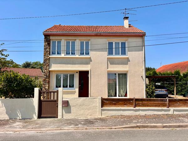 Maison rénovée 3 chambres - Jardin, garage, car-port et potager - Proche Chemillé - D6077