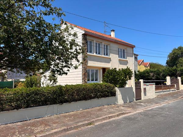 Maison rénovée 3 chambres - Jardin, garage, car-port et potager - Proche Chemillé - D6077