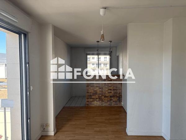 Location Studio 27.22 m² - HALL 6 Paris 75018