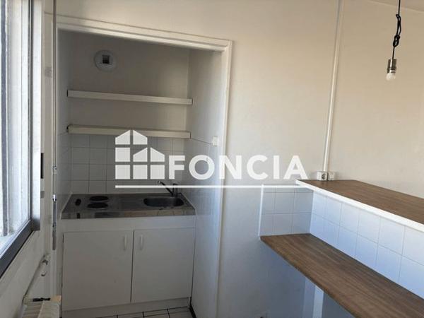 Location Studio 27.22 m² - HALL 6 Paris 75018