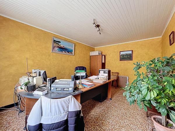 ETOILE SUR RHONE : Corps de ferme en pierre a renover 6 pieces 4 chambres et plusieurs dependances