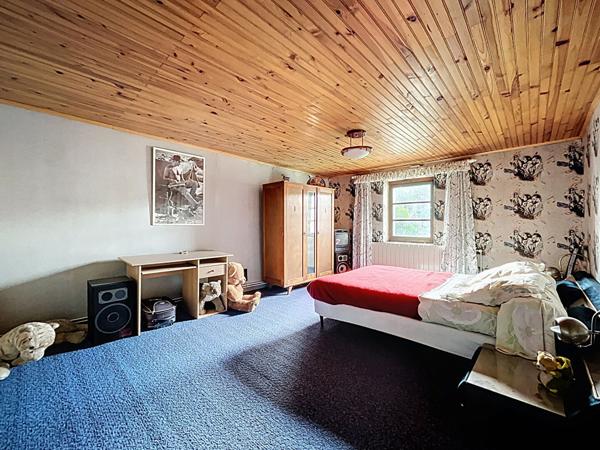 ETOILE SUR RHONE : Corps de ferme en pierre a renover 6 pieces 4 chambres et plusieurs dependances