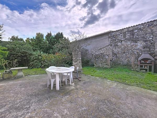 ETOILE SUR RHONE : Corps de ferme en pierre a renover 6 pieces 4 chambres et plusieurs dependances