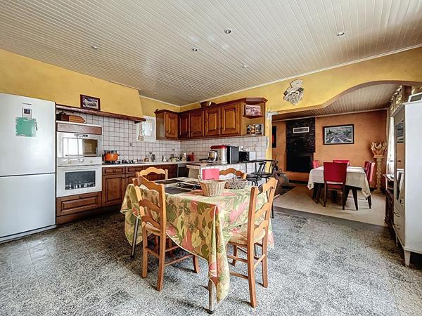 ETOILE SUR RHONE : Corps de ferme en pierre a renover 6 pieces 4 chambres et plusieurs dependances