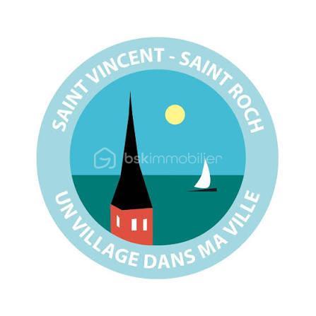 📍 Au cœur de Saint-Vincent, dans une impasse au calme et à l’abri des regards, venez découvrir cette maison d’architecte de 167 m², pensée pour une vie de plain-pied, à seulement cinq minutes à pied de la plage.

✨ Une maison pensée pour une vie de plain-pied

Le rez-de-chaussée s’organise autour d’un séjour cathédral de 54 m², largement ouvert sur le jardin par une baie coulissante de 5 mètres. Il dispose d’un insert, de volets roulants et d’un store banne électrique.

Dans son prolongement, une cuisine indépendante récente et équipée de 9,5 m².

Ce niveau comprend également une suite parentale de 18 m², avec penderie et baie coulissante donnant sur le jardin, ainsi qu’une salle de bains attenante de 8,5 m², avec baignoire, douche et meuble vasque.

Entrée, couloir avec rangements, toilettes, buanderie complètent ce niveau.

🛏️ À l’étage

L’étage, d’environ 55 m², comprend deux chambres de 17 et 18 m², un bureau ou dressing de 4 m², une salle de douche, des toilettes et une petite mezzanine ouverte sur le séjour.

La maison offre actuellement 3 chambres, avec la possibilité de créer 2 chambres supplémentaires au-dessus du garage, sous réserve des autorisations nécessaires.

🌿 Extérieurs

🚗 Garage de 32 m² avec porte sectionnelle électrique.

🏡 Cour d’environ 80 m² permettant de stationner plusieurs véhicules.

☀️ Jardin d’environ 300 m², exposé sud/sud-ouest.

🌿 Terrasse de 42 m² sans vis-à-vis.

🏊 Terrain piscinable.

⭐ Les atouts

🌿 Vie de plain-pied
✨ Séjour cathédral de 54 m²
🛏️ Suite parentale au rez-de-chaussée
🍽️ Cuisine récente équipée
🚗 Garage 32 m²
🏡 Cour de stationnement
☀️ Jardin exposé sud/sud-ouest
🌿 Terrasse 42 m² sans vis-à-vis
🏊 Terrain piscinable
📶 Fibre
🪟 Double vitrage
➕ Potentiel de 2 chambres supplémentaires

🌊 Plage à cinq minutes à pied
🚌 Arrêt de bus à deux minutes à pied
💶 Taxe foncière : environ 3 500 €/an

✨ Une maison aux volumes généreux et à la configuration rare, à découvrir sans tarder. Contactez-nous pour organiser une visite.
