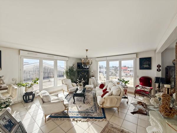 Hypercentre-Appartement d'exception-Dernier étage avec terrasse de 46 m²- Places souterraines