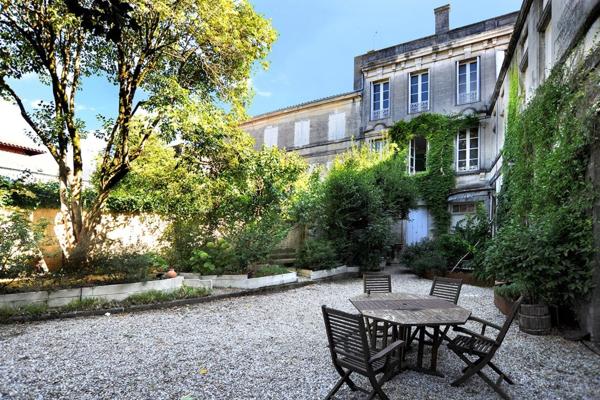 Hôtel particulier de caractère au cœur de COGNAC (16)