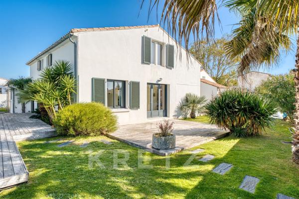 Villa familiale de 215m² avec piscine – Île de Ré, cœur de village, plages à pied