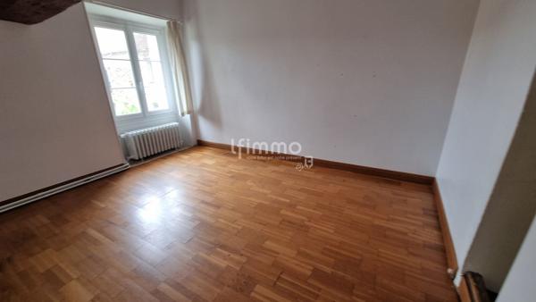 Maison avec grand terrain et potentiel équestre