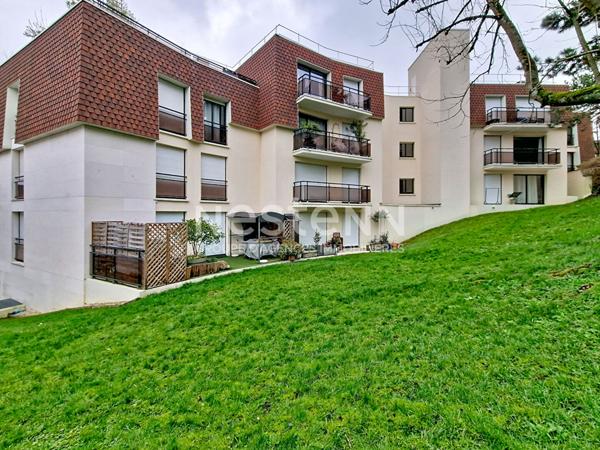 À vendre : appartement spacieux de 5 pièces à Saint Cyr l'École proche Gare avec balcon et parkings