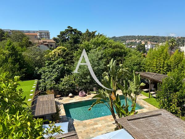 Co-Exclusivité - CANNES - VILLA FAMILIALE 200m² AVEC PISCINE ET 3 DÉPENDANCES À 5 MINUTES DE LA CROISETTE