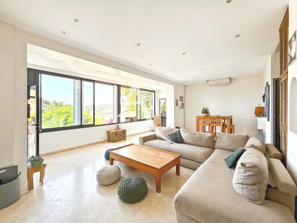 Co-Exclusivité - CANNES - VILLA FAMILIALE 200m² AVEC PISCINE ET 3 DÉPENDANCES À 5 MINUTES DE LA CROISETTE