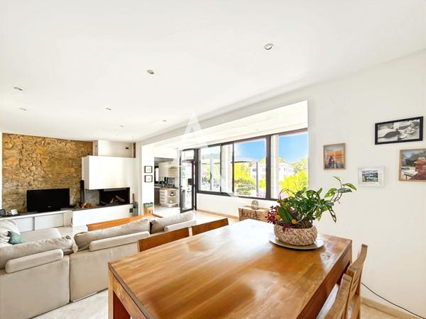 Co-Exclusivité - CANNES - VILLA FAMILIALE 200m² AVEC PISCINE ET 3 DÉPENDANCES À 5 MINUTES DE LA CROISETTE