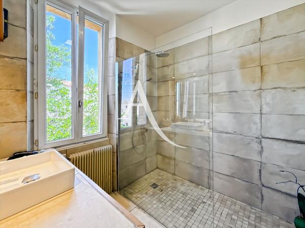 Co-Exclusivité - CANNES - VILLA FAMILIALE 200m² AVEC PISCINE ET 3 DÉPENDANCES À 5 MINUTES DE LA CROISETTE