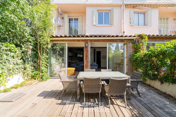 Duplex contemporain, comme une maison proche du centre ville
