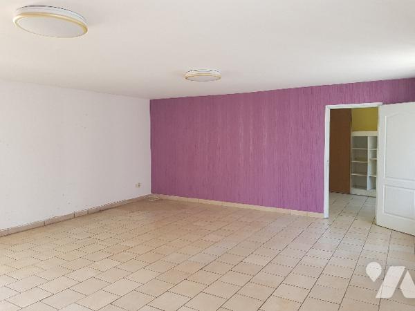 Plain pied de 76 m² habitable proche du centre ville avec garage.