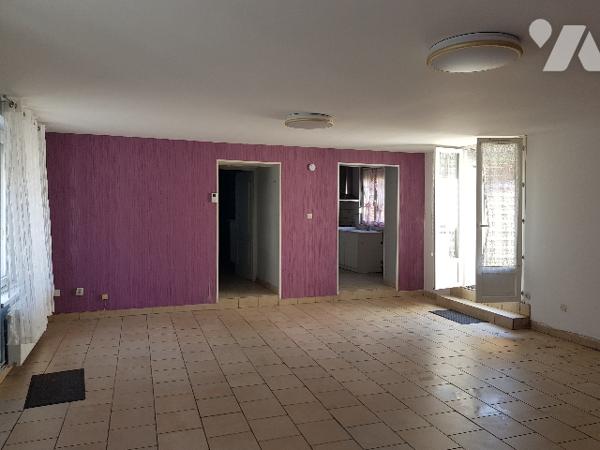 Plain pied de 76 m² habitable proche du centre ville avec garage.