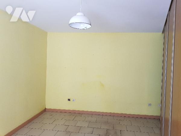 Plain pied de 76 m² habitable proche du centre ville avec garage.