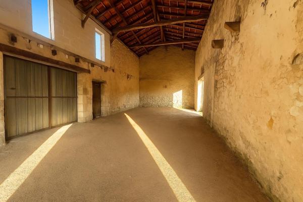 Grange à aménager avec jardin – ANTAGNAC, Bourg