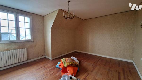 GRANDE MAISON DE 253 m² DIVISEE EN DEUX APPARTEMENTS AVEC GARAGE ET JARDIN
