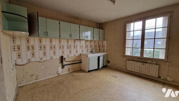 GRANDE MAISON DE 253 m² DIVISEE EN DEUX APPARTEMENTS AVEC GARAGE ET JARDIN
