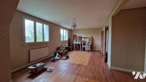 GRANDE MAISON DE 253 m² DIVISEE EN DEUX APPARTEMENTS AVEC GARAGE ET JARDIN