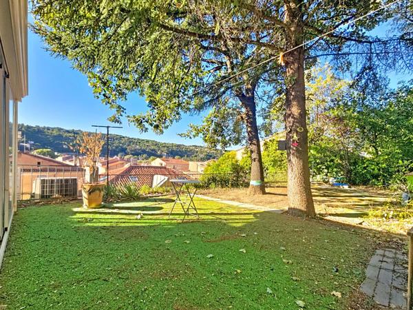 Un duplex lumineux avec grand jardin privatif, garage et vue dominante sur Bédarieux.