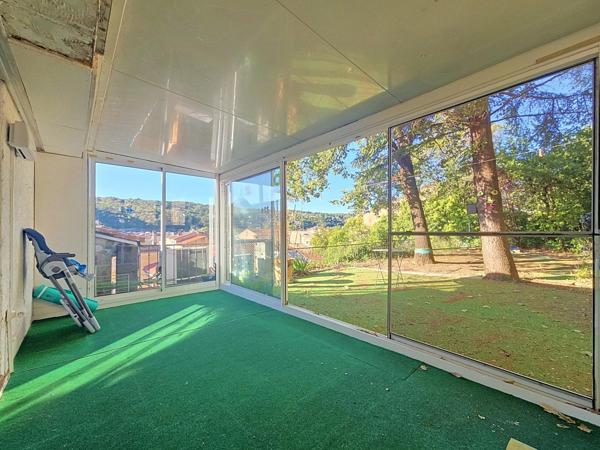 Un duplex lumineux avec grand jardin privatif, garage et vue dominante sur Bédarieux.