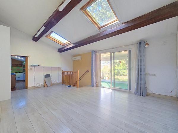 Un duplex lumineux avec grand jardin privatif, garage et vue dominante sur Bédarieux.