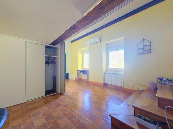 Un duplex lumineux avec grand jardin privatif, garage et vue dominante sur Bédarieux.