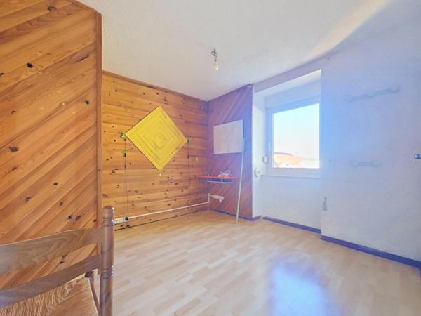 Un duplex lumineux avec grand jardin privatif, garage et vue dominante sur Bédarieux.