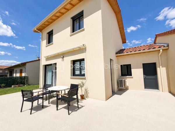 Vous recherchez une maison récente alliant confort, modernité et économies d'énergie ?

Située sur la commune de Chatte, cette maison construite en 2023 bénéficie d'excellentes performances énergétiques avec un DPE A et un GES A, les meilleures classifications possibles. Grâce à sa pompe à chaleur et son chauffage au sol réversible sur les deux niveaux, elle offre un confort optimal tout au long de l'année tout en permettant de maîtriser durablement les dépenses énergétiques.

Implantée sur un terrain de 453 m², cette maison de 86 m² habitables est mitoyenne uniquement par le garage, garantissant une belle indépendance. Deux places de stationnement privatives complètent le bien.

Rez-de-chaussée

Vous découvrirez une agréable pièce de vie de 38 m² comprenant salon, salle à manger et cuisine ouverte. Baignée de lumière grâce à ses nombreuses ouvertures, cette pièce constitue un véritable espace de convivialité donnant directement accès à la terrasse et au jardin.

Un cellier attenant permet un rangement pratique au quotidien.

Un WC indépendant complète ce niveau.

Étage

L'espace nuit comprend trois chambres d'environ 11 m² chacune.

Une salle de bains équipée d'une baignoire et d'un meuble double vasque ainsi qu'un WC séparé complètent l'étage.

Prestations et confort
Construction récente de 2023
DPE : A
GES : A
Très faible consommation énergétique
Chauffage au sol réversible sur les deux niveaux par pompe à chaleur
Confort été comme hiver
Menuiseries double vitrage
Raccordement au tout-à-l'égout
Vide sanitaire d'environ 90 cm
Garage attenant de 15 m² avec accès direct à la maison et au jardin
Deux places de stationnement privatives
Charges de copropriété limitées à environ 200 € par an
Extérieurs

Le terrain de 453 m² offre un agréable espace extérieur à aménager selon vos envies. La terrasse permet de profiter pleinement des beaux jours dans un environnement calme et résidentiel.

Les atouts

✔ Excellente performance énergétique : DPE A / GES A
✔ Consommations énergétiques particulièrement faibles
✔ Pompe à chaleur avec chauffage au sol réversible sur les deux niveaux
✔ Maison récente sous garantie décennale
✔ Aucun travaux à prévoir
✔ Belle pièce de vie de 38 m²
✔ Trois chambres
✔ Garage de 15 m² et stationnements privatifs
✔ Mitoyenneté uniquement par le garage
✔ Faibles charges de copropriété

Une maison clé en main, économique à l'usage et confortable au quotidien, idéale pour profiter des avantages d'une construction récente tout en maîtrisant son budget énergie.