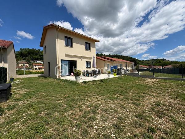 Vous recherchez une maison récente alliant confort, modernité et économies d'énergie ?

Située sur la commune de Chatte, cette maison construite en 2023 bénéficie d'excellentes performances énergétiques avec un DPE A et un GES A, les meilleures classifications possibles. Grâce à sa pompe à chaleur et son chauffage au sol réversible sur les deux niveaux, elle offre un confort optimal tout au long de l'année tout en permettant de maîtriser durablement les dépenses énergétiques.

Implantée sur un terrain de 453 m², cette maison de 86 m² habitables est mitoyenne uniquement par le garage, garantissant une belle indépendance. Deux places de stationnement privatives complètent le bien.

Rez-de-chaussée

Vous découvrirez une agréable pièce de vie de 38 m² comprenant salon, salle à manger et cuisine ouverte. Baignée de lumière grâce à ses nombreuses ouvertures, cette pièce constitue un véritable espace de convivialité donnant directement accès à la terrasse et au jardin.

Un cellier attenant permet un rangement pratique au quotidien.

Un WC indépendant complète ce niveau.

Étage

L'espace nuit comprend trois chambres d'environ 11 m² chacune.

Une salle de bains équipée d'une baignoire et d'un meuble double vasque ainsi qu'un WC séparé complètent l'étage.

Prestations et confort
Construction récente de 2023
DPE : A
GES : A
Très faible consommation énergétique
Chauffage au sol réversible sur les deux niveaux par pompe à chaleur
Confort été comme hiver
Menuiseries double vitrage
Raccordement au tout-à-l'égout
Vide sanitaire d'environ 90 cm
Garage attenant de 15 m² avec accès direct à la maison et au jardin
Deux places de stationnement privatives
Charges de copropriété limitées à environ 200 € par an
Extérieurs

Le terrain de 453 m² offre un agréable espace extérieur à aménager selon vos envies. La terrasse permet de profiter pleinement des beaux jours dans un environnement calme et résidentiel.

Les atouts

✔ Excellente performance énergétique : DPE A / GES A
✔ Consommations énergétiques particulièrement faibles
✔ Pompe à chaleur avec chauffage au sol réversible sur les deux niveaux
✔ Maison récente sous garantie décennale
✔ Aucun travaux à prévoir
✔ Belle pièce de vie de 38 m²
✔ Trois chambres
✔ Garage de 15 m² et stationnements privatifs
✔ Mitoyenneté uniquement par le garage
✔ Faibles charges de copropriété

Une maison clé en main, économique à l'usage et confortable au quotidien, idéale pour profiter des avantages d'une construction récente tout en maîtrisant son budget énergie.